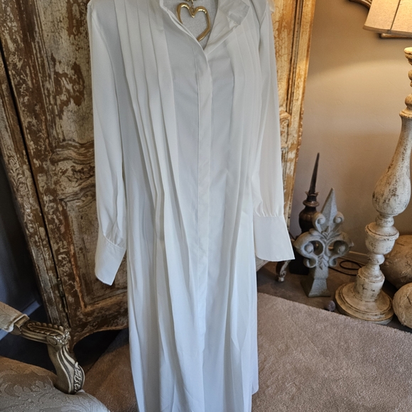 Elegant White Pleated-Front Maxi Dress with Long Sleeves - Picture 13 of 13